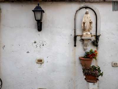 ... e fermarsi a pregare di fronte all�altare votivo con la statua della Madonna sempre illuminata